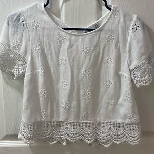 HOLLISTER WHITE FLORAL CROP BLOUSE